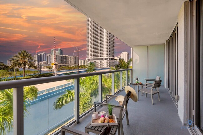 Building Photo - 2602 E Hallandale Beach Blvd