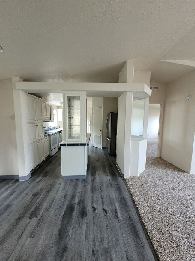 Building Photo - Pet Friendly 3 Bed : 2 Bath Home w/2 Car Garage & Access Ramp (Tangent)