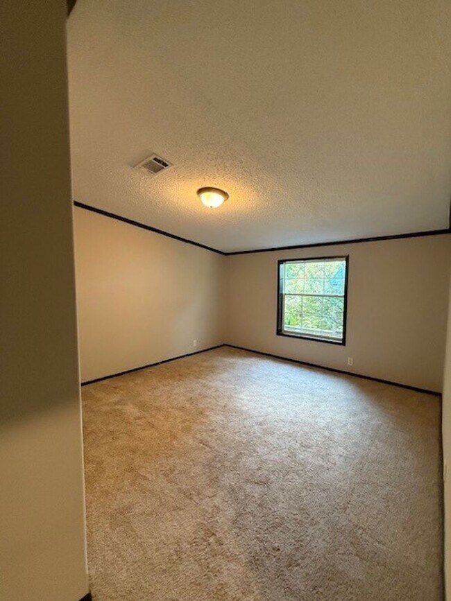 Building Photo - Available Now Spacious 3 Bedroom Home on P...
