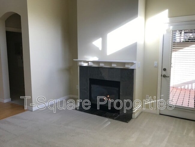 Building Photo - 13824 N Creek Dr