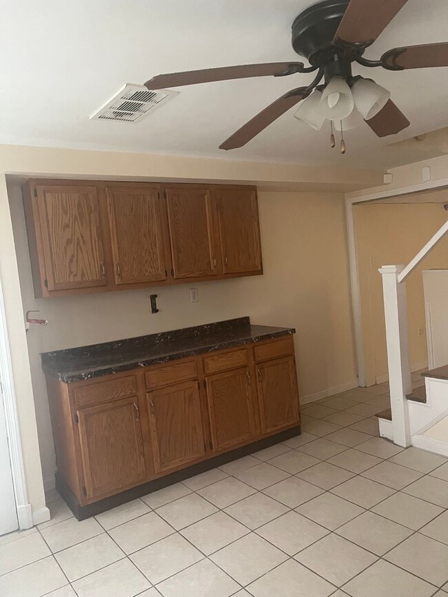 Building Photo - 3bed 1.5 Bathroom Townhome located 4353 Ro...