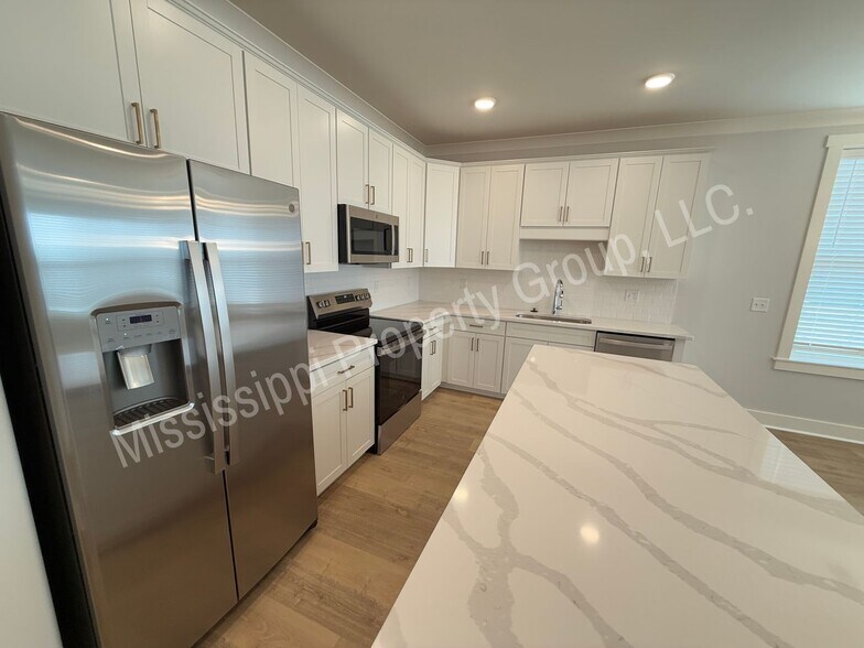 Building Photo - 611 Miramar Ln