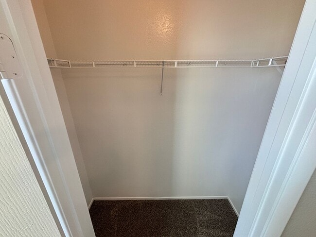 Building Photo - Gorgeous 6Bed/5Bath/4Car, 2-Story Home located in the Mountains Edge