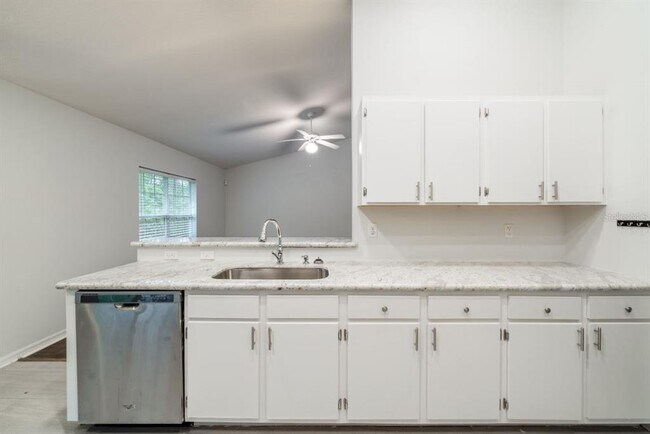 Building Photo - 7136 SW 81st Dr