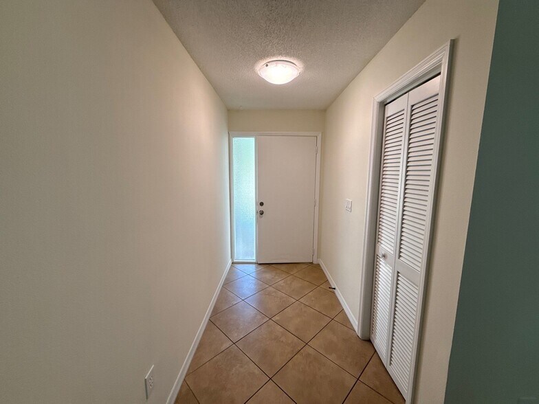 Building Photo - 100 Golfview Dr