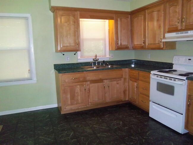 Building Photo - 105 Lealand Dr