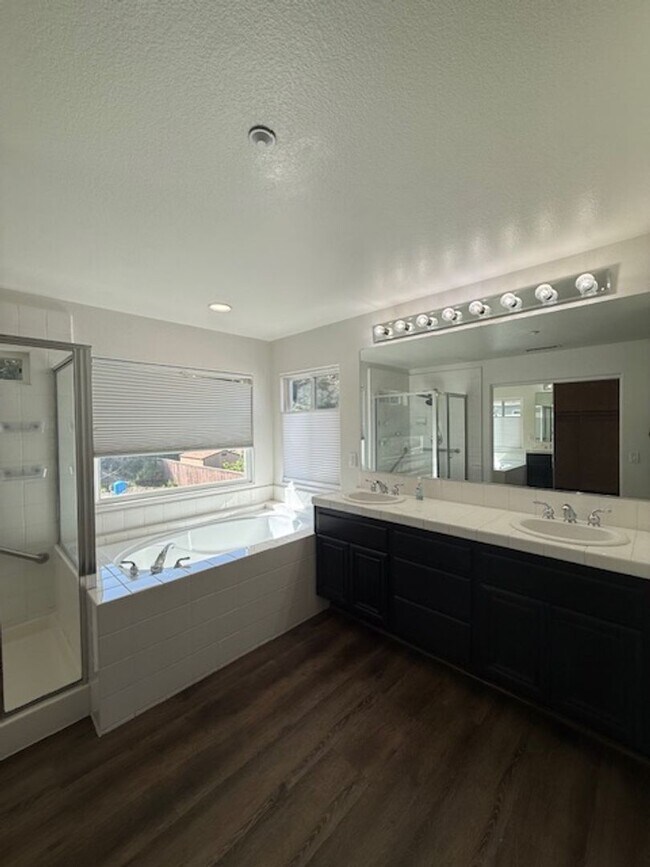 Building Photo - Very Nice 4 bedroom, 3 full bath home in much desired Lakeside neighborhood.