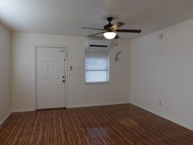 Building Photo - Cute 2 Bedroom 1 Bath with huge Screen Porch * Call Sheila M at 386-804-6675