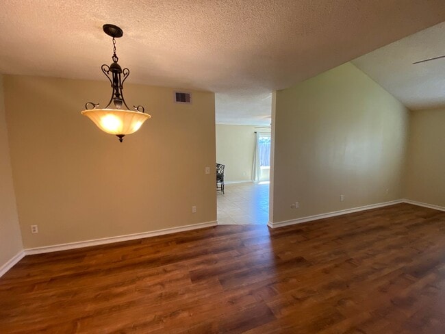 Building Photo - 3 Bedroom Home - Centrally Located with So...