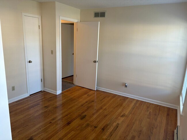 Building Photo - Beautiful 4 Bedroom 2 1/2 Bathroom Home