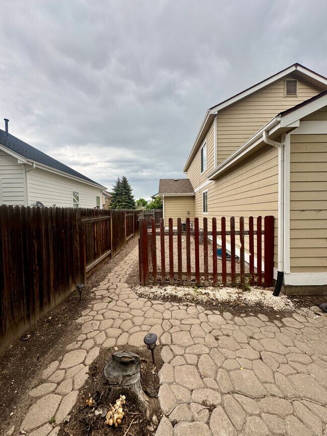 Building Photo - Gorgeous 4 bedroom with Loft and 3 car gar...
