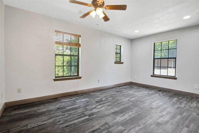 Building Photo - 306 Homesite Rd