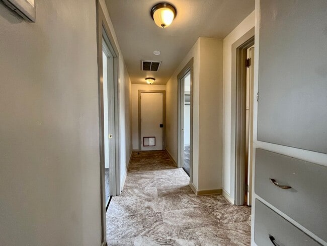 Building Photo - Pet friendly 2 Bedroom, 1 Bathroom with Sp...