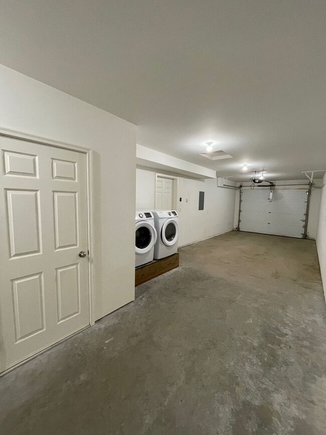 Building Photo - 1571 N Tinitun Cir