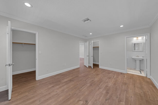 Building Photo - 900 NE 4th St