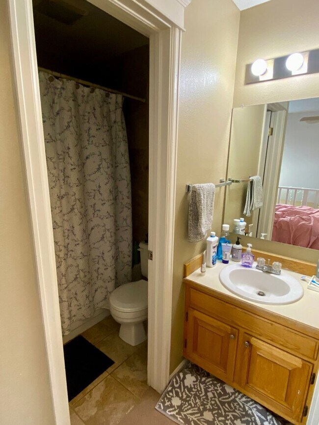 Building Photo - Super sunny & sweet 1 bedroom condo in the heart of Boulder