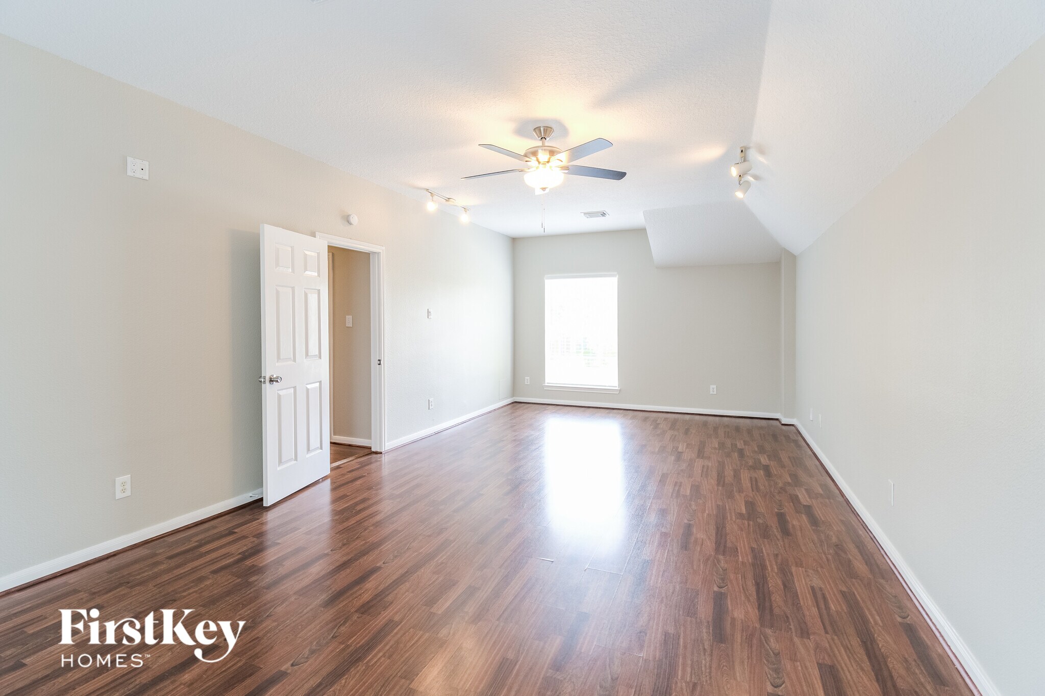Building Photo - 1816 Oak Lake Cir