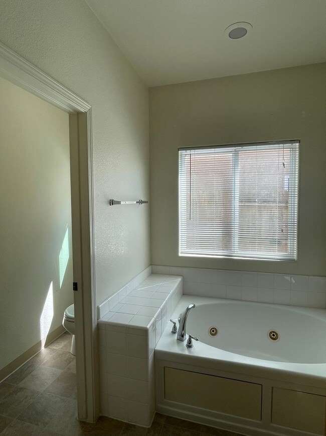 Building Photo - Available Now! Move-In Ready
