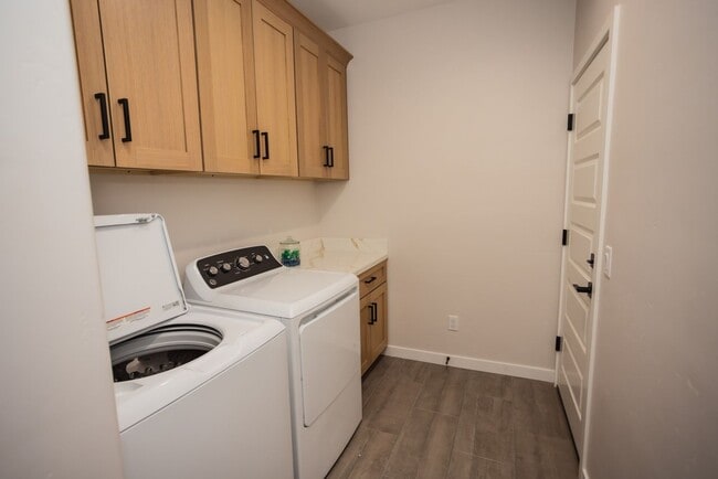 Building Photo - VR - 881 Pueblo Dr