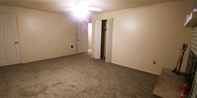 Building Photo - Townhouse in Desirable University Place Ne...