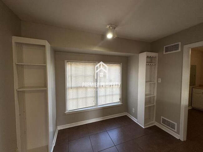 Building Photo - 5560 Cottonwood Rd