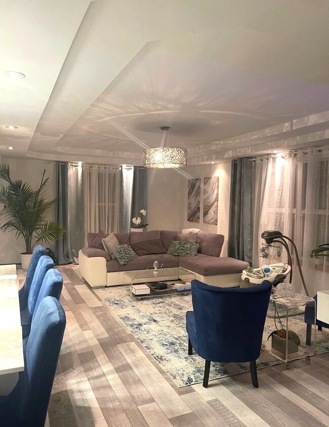 Building Photo - 7825 Banks St