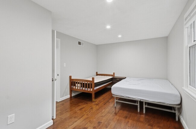 Building Photo - 852 Wellman Ave