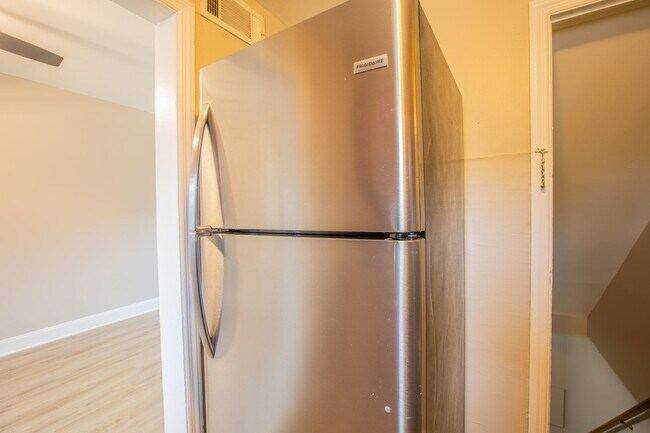Building Photo - Charming 2 BR/1 Townhome in Brooklyn Park!