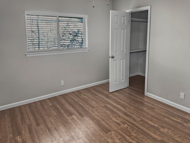 Building Photo - Newly painted with Open floor plan!