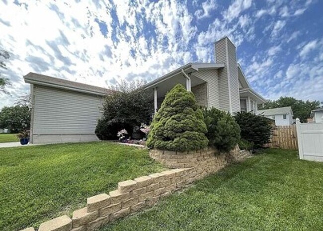 Building Photo - *Move in Ready* West Lincoln Home For Rent