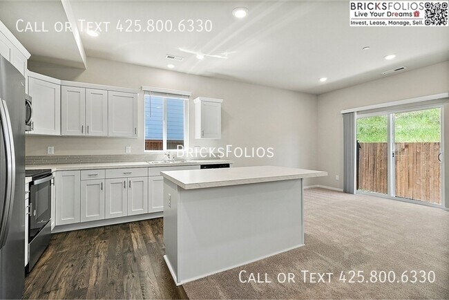Building Photo - Exceptional Bremerton Home with Easy Acces...