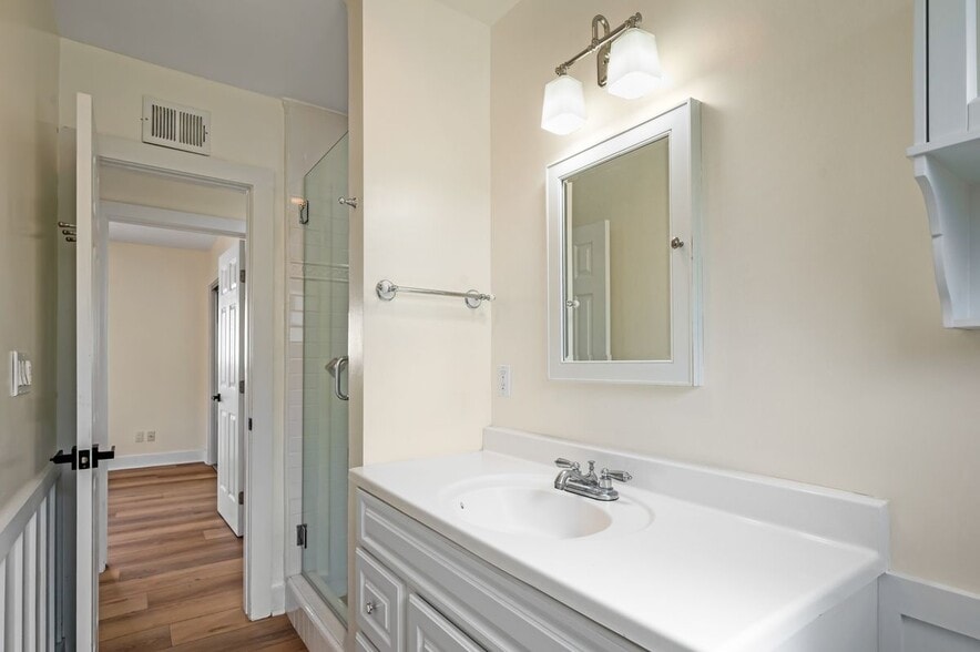 Building Photo - 413 N Paulina Ave