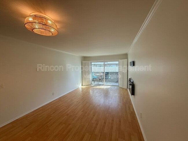 Building Photo - 236 E Surfside Dr