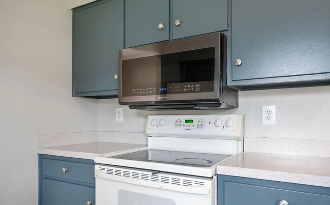 Building Photo - Welcome home to this updated bright and sp...
