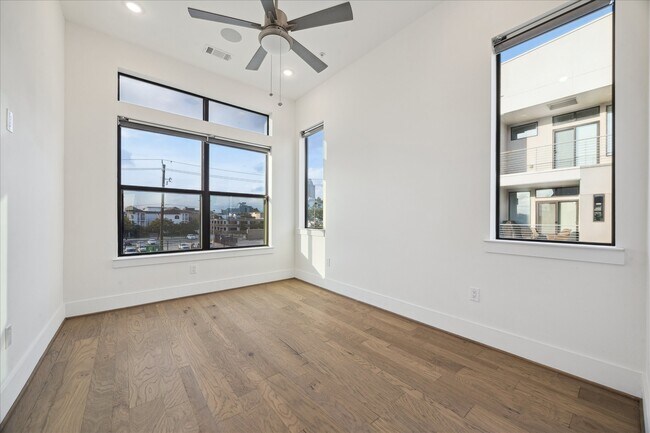 Building Photo - 2401 Crawford St