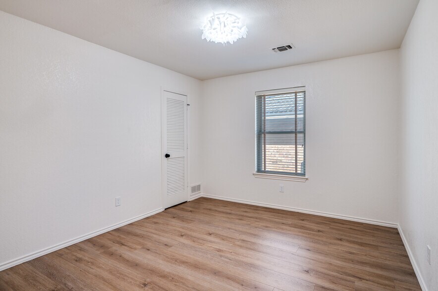 Building Photo - 1015 De Pauw Dr