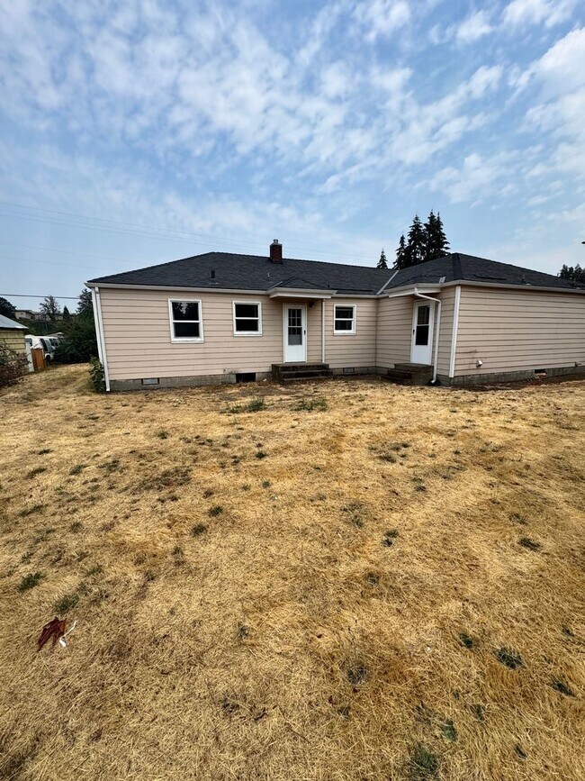 Building Photo - 00470-1060/1062 E. Santiam