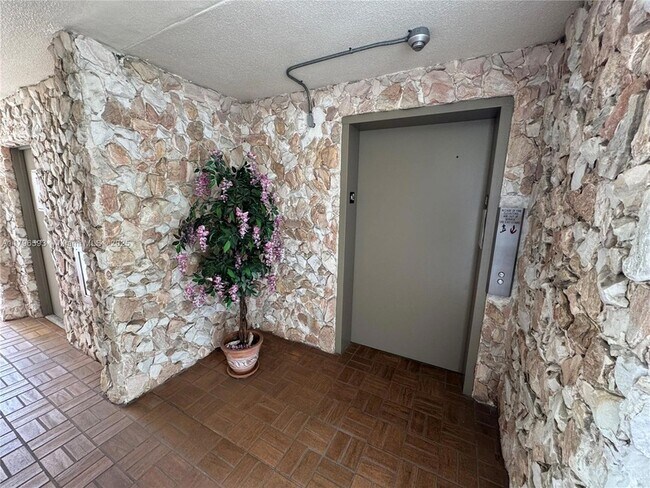 Building Photo - 3404 Bimini Ln