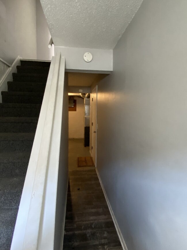 Building Photo - "Charming 2-Bed Townhome (multiplex buildi...
