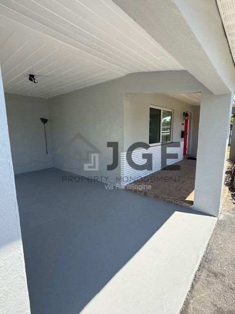 Building Photo - 6911 SW 12th St