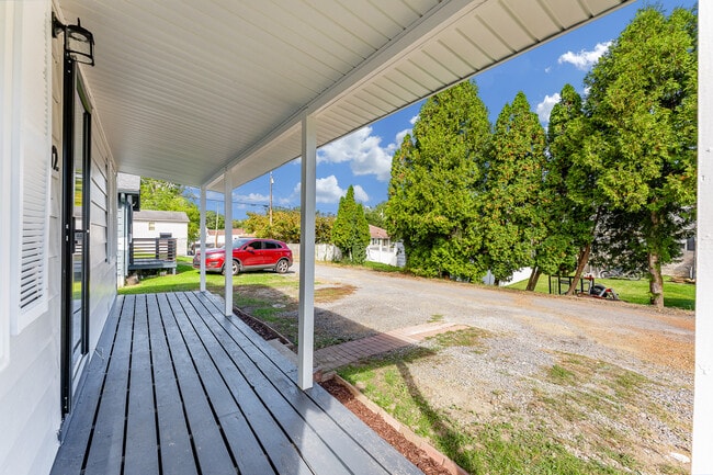 Building Photo - 702 E Park Ave