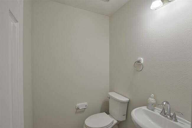 Building Photo - 15707 Sandisfield Ln