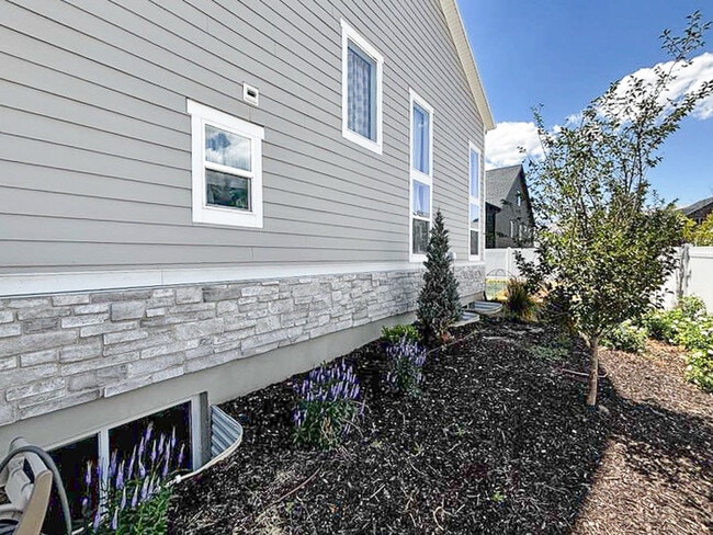 Building Photo - Newer Herriman Home - Open Floor Plan - Gr...