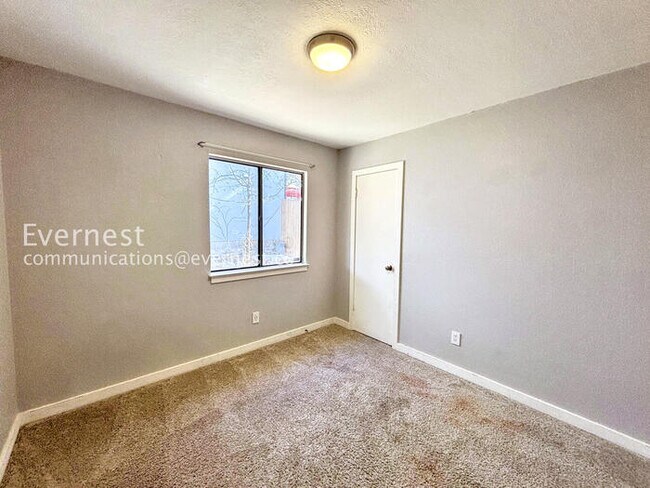 Building Photo - 915 Pyegrave Pl