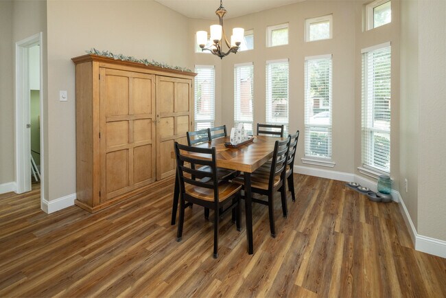 Building Photo - 3410 Los Alamos Ln
