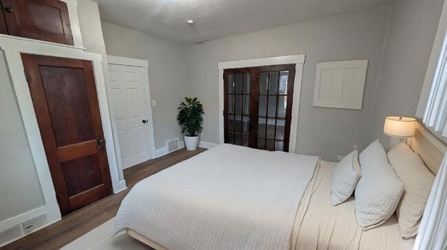 Building Photo - Charming 1-Bedroom Downstairs Unit with Sp...