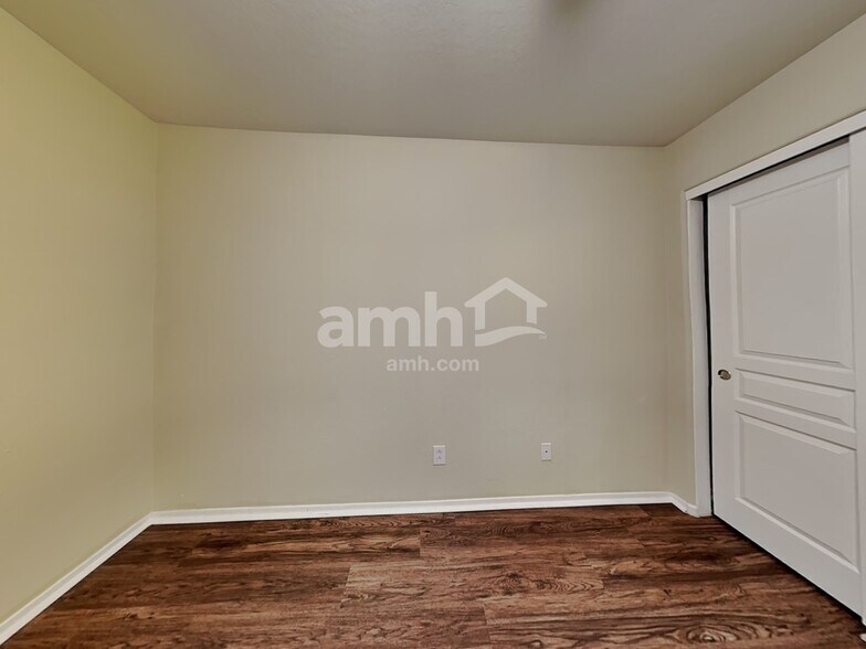 Building Photo - 3927 S Napa Ln