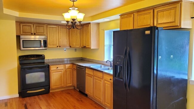 Building Photo - 4 Bedroom House for Rent