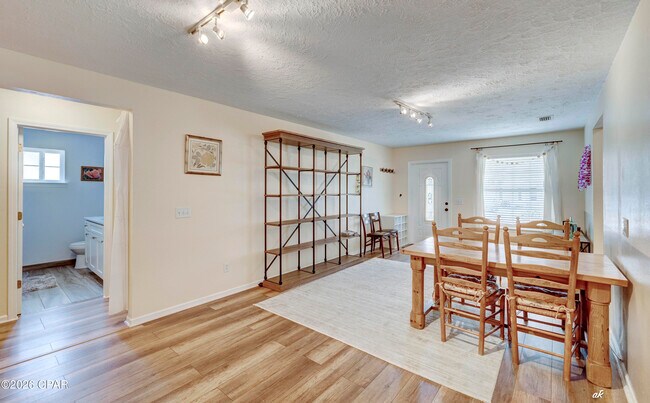 Building Photo - 420 Water Oak Cir
