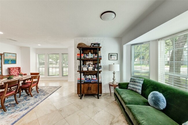 Building Photo - 13050 Trail Hollow Dr
